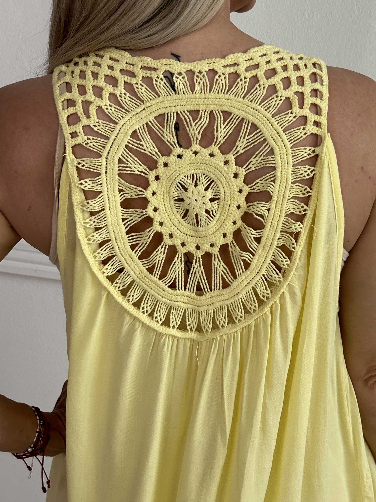 Medea - Simpel sommerkjole i viskose med broderet ryg